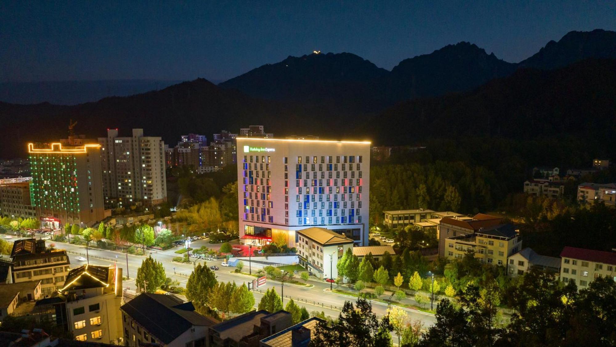 Holiday Inn Express Luanchuan By Ihg Buitenkant foto